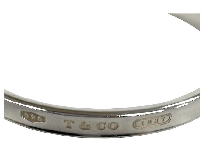 Bracciale rigido stretto in argento 925 con logo inciso Tiffany & Co. - vista 2