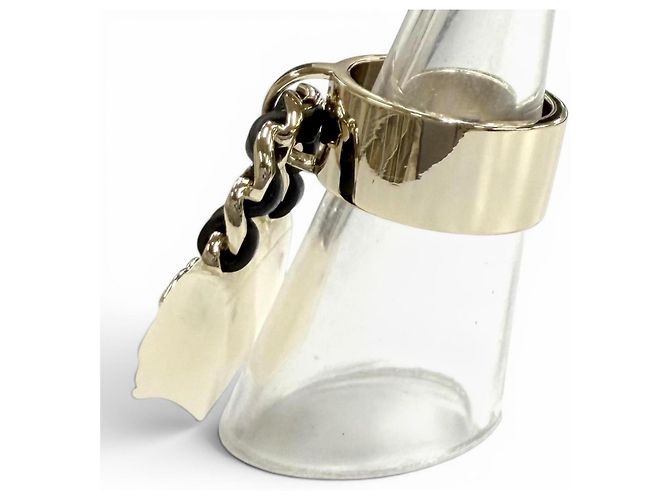 Charm per borsa Chanel B23C Matelassé Turnlock Nero Bianco - vista 2