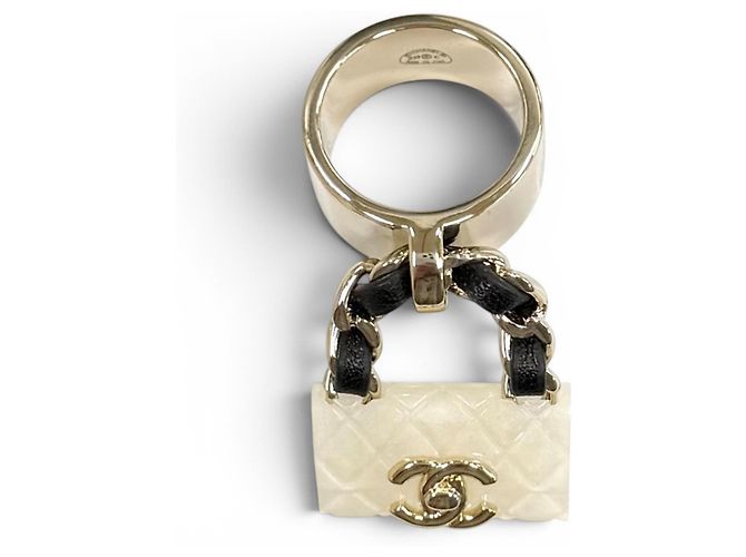 Charm per borsa Chanel B23C Matelassé Turnlock Nero Bianco - vista 4