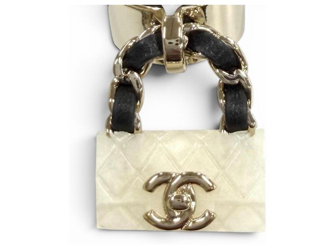Charm per borsa Chanel B23C Matelassé Turnlock Nero Bianco - vista 5