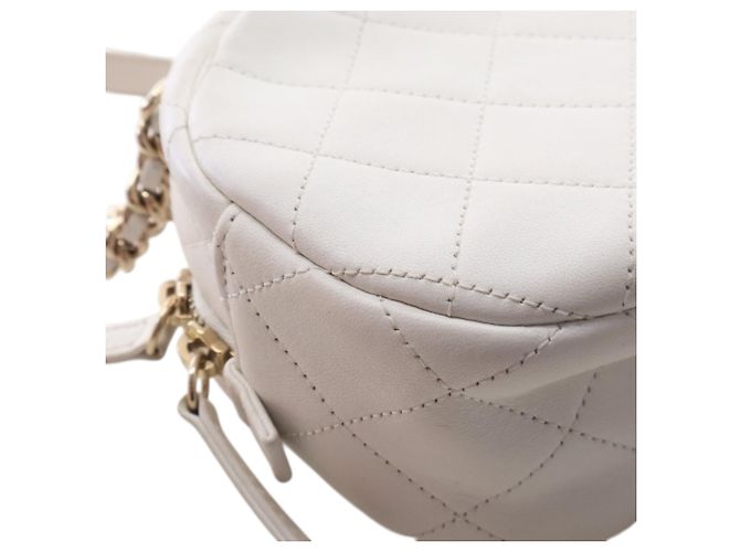 Camera Borsa a tracolla rotonda Chanel White CC in agnello trapuntato e borchiato Bianco - vista 10