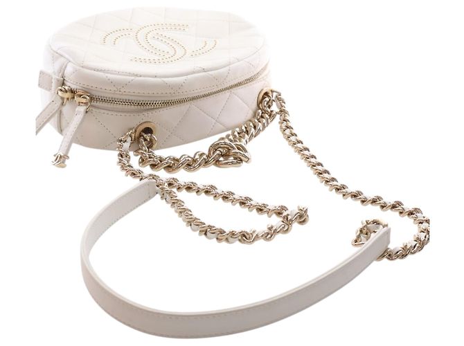 Camera Borsa a tracolla rotonda Chanel White CC in agnello trapuntato e borchiato Bianco - vista 13