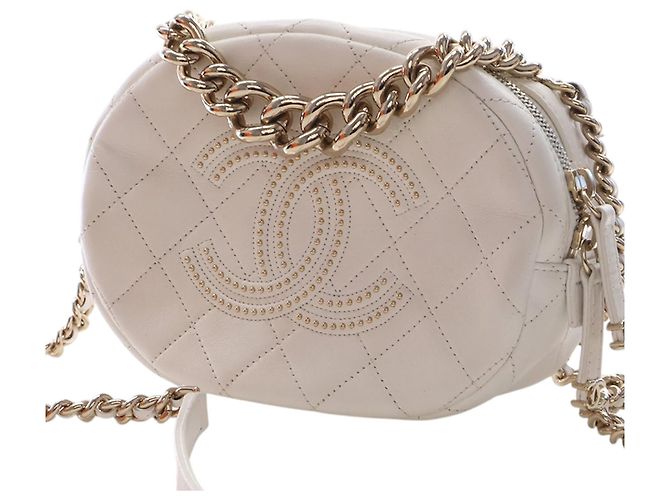 Camera Borsa a tracolla rotonda Chanel White CC in agnello trapuntato e borchiato Bianco - vista 3