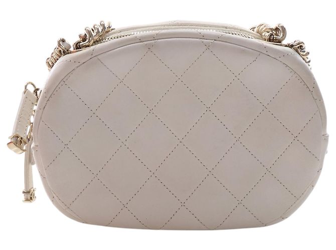 Camera Borsa a tracolla rotonda Chanel White CC in agnello trapuntato e borchiato Bianco - vista 4
