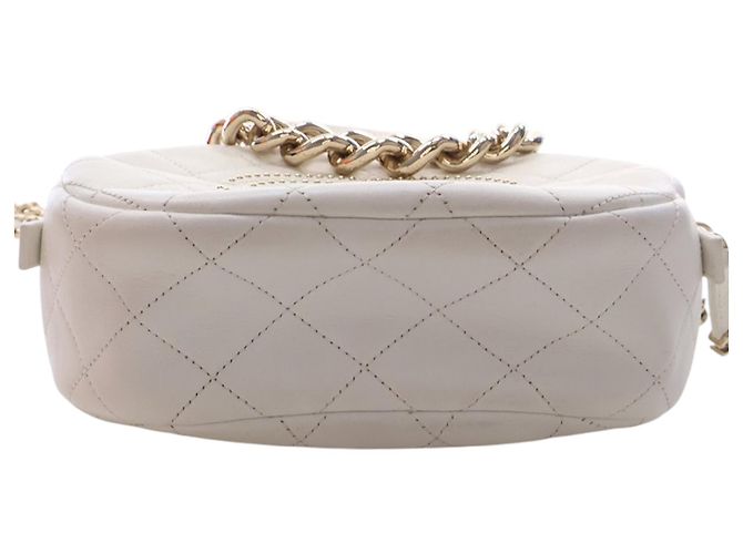 Camera Borsa a tracolla rotonda Chanel White CC in agnello trapuntato e borchiato Bianco - vista 5