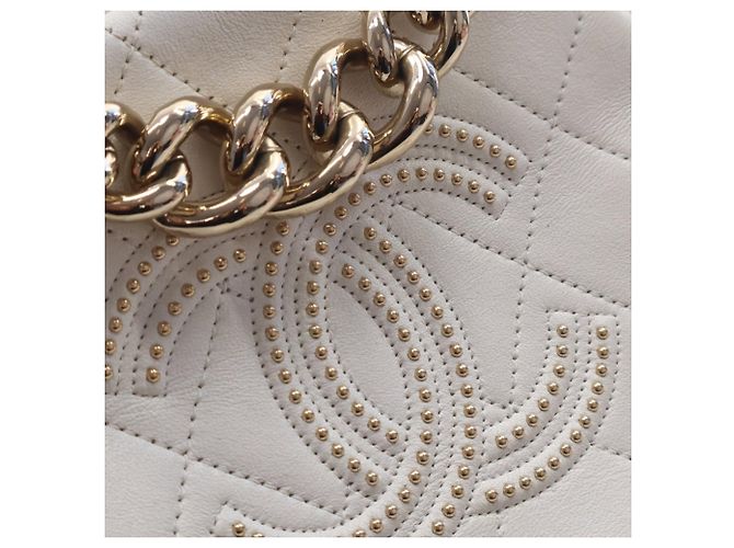 Camera Borsa a tracolla rotonda Chanel White CC in agnello trapuntato e borchiato Bianco - vista 6