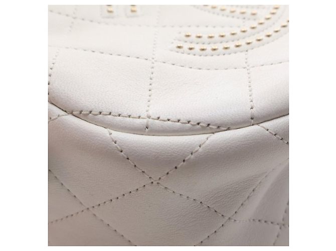 Camera Borsa a tracolla rotonda Chanel White CC in agnello trapuntato e borchiato Bianco - vista 7