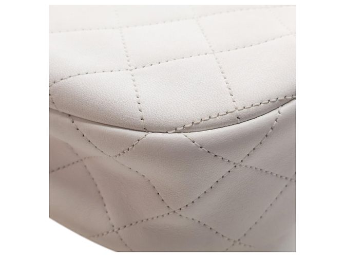 Camera Borsa a tracolla rotonda Chanel White CC in agnello trapuntato e borchiato Bianco - vista 9