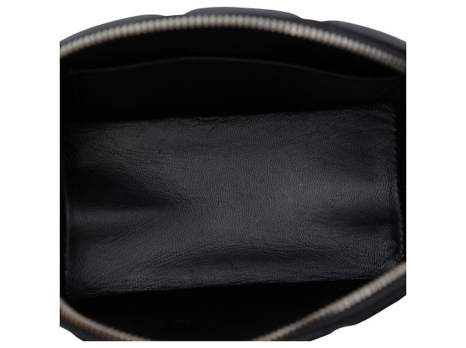 Bottega Veneta Bolsa transversal de meia lua com corrente em nappa acolchoado preto mini - vista 4