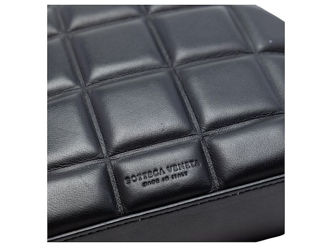 Bottega Veneta Bolsa transversal de meia lua com corrente em nappa acolchoado preto mini - vista 5