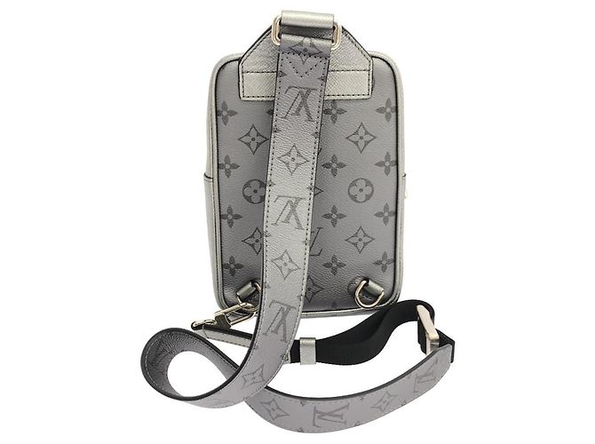 Borsa a tracolla Louis Vuitton Taiga Lama Outdoor Metallico - vista 2