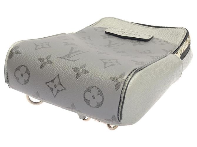 Borsa a tracolla Louis Vuitton Taiga Lama Outdoor Metallico - vista 3