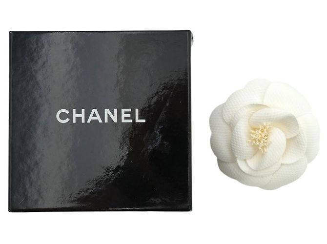 Timeless Broche de tecido Chanel Camelia Branco - vista 2