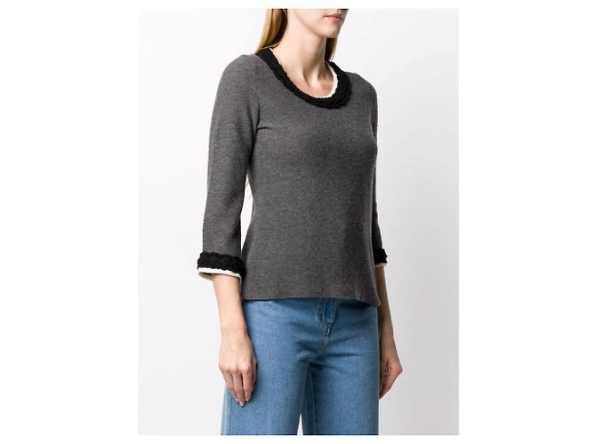 Chanel 2007 Wollpullover in Grau mit schwarz-weißem Flechtbesatz - Ansicht 2