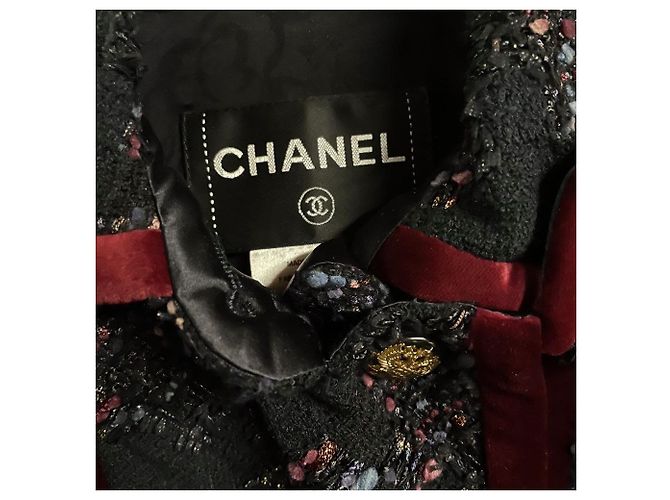 Giacca in bouclé blu Chanel anni 2010 con ricami Lurex e bordi in velluto rosso - vista 6