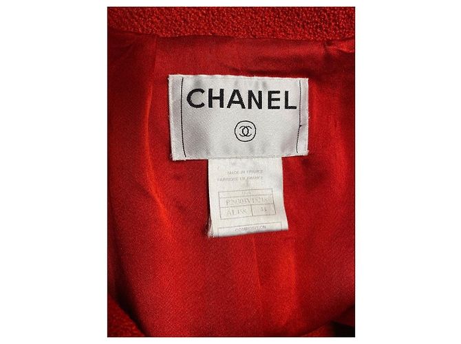 Abrigo con capucha de lana rojo Chanel con detalle de Camelia y botones Frog Roja - vista 7