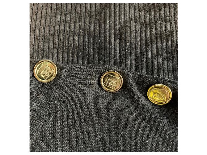 Chanel 80er Jahre brauner Oversized-Pullover aus Kaschmir mit goldener Logo-Knopf-Detail - Ansicht 6