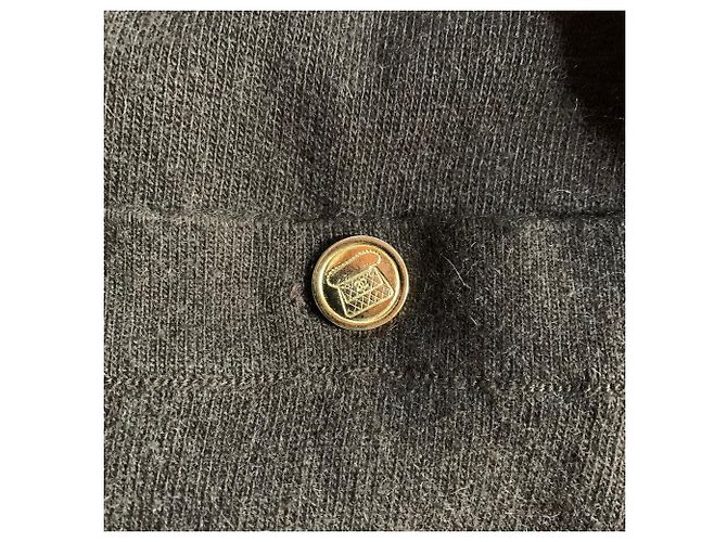 Chanel 80er Jahre brauner Oversized-Pullover aus Kaschmir mit goldener Logo-Knopf-Detail - Ansicht 7