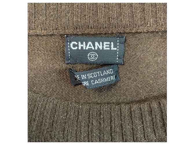 Chanel 80er Jahre brauner Oversized-Pullover aus Kaschmir mit goldener Logo-Knopf-Detail - Ansicht 9