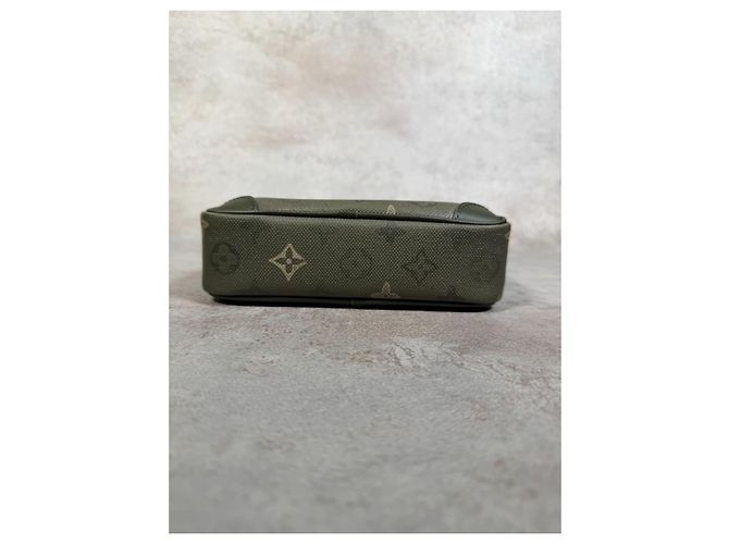 Louis Vuitton Trocadéro Wearable Wallet Monogram Surplus Khaki Verde Cachi - vista 3