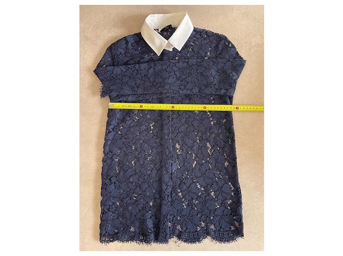 Sandro Paris Top de encaje floral azul marino con cuello blanco contrastado - vista 10