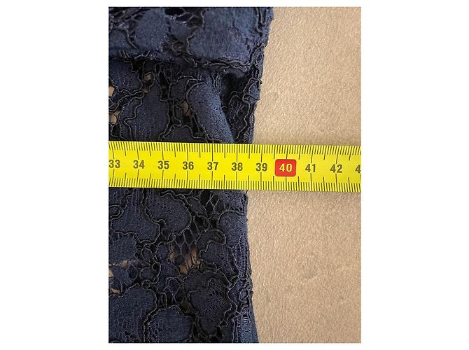 Sandro Paris Top de encaje floral azul marino con cuello blanco contrastado - vista 11