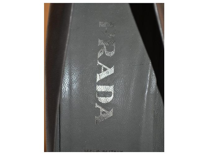 Prada Pumps aus grauem Leder - Ansicht 2