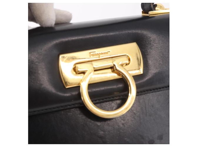 Borsa a Mano Salvatore Ferragamo Gancini in Pelle Nera e Oro Auth 183947 Nero D'oro - vista 14