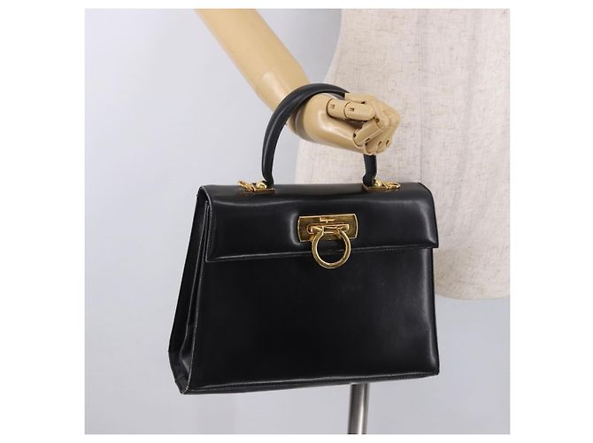 Borsa a Mano Salvatore Ferragamo Gancini in Pelle Nera e Oro Auth 183947 Nero D'oro - vista 25