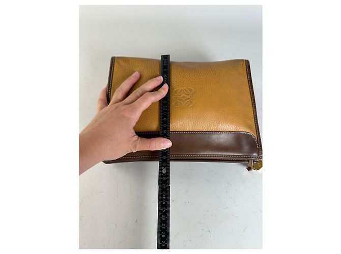 Clutch vintage Loewe in pelle granulata Tan Brown Oro Cammello - vista 11