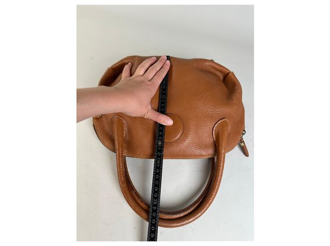 Vintage Givenchy Schultertasche aus genarbtem Leder Braun Gold - Ansicht 13