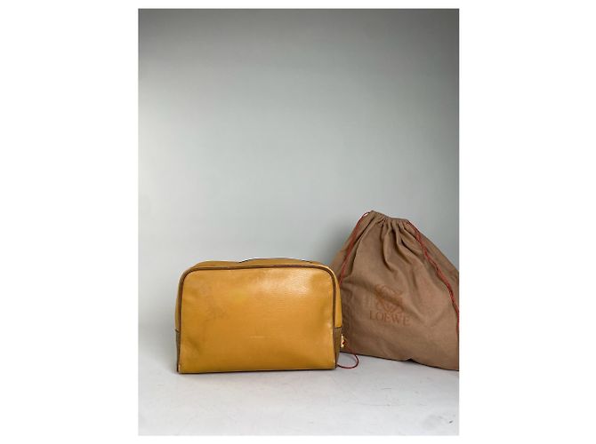 Beauty case in pelle vintage Loewe Giallo Oro - vista 2