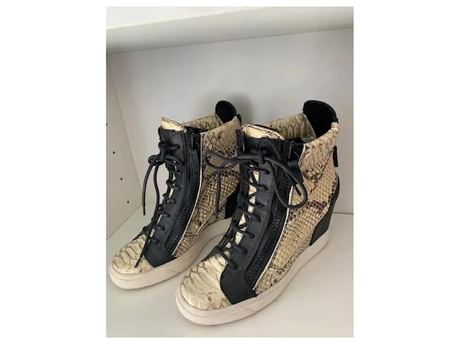 Giuseppe Zanotti Sneakers con zeppa stampa python e pelle nera Nero Beige - vista 3