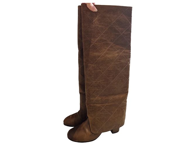 Chanel Botas altas de piel acolchada Castaño - vista 2
