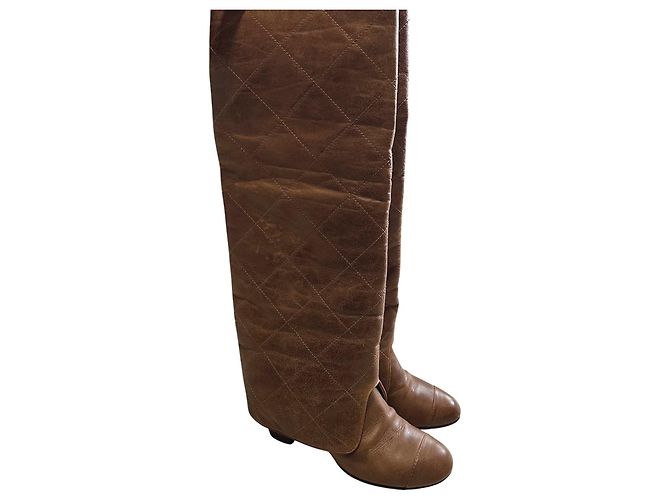 Chanel Botas altas de piel acolchada Castaño - vista 3
