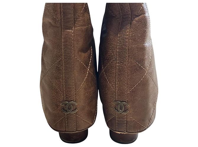 Chanel Botas altas de piel acolchada Castaño - vista 4