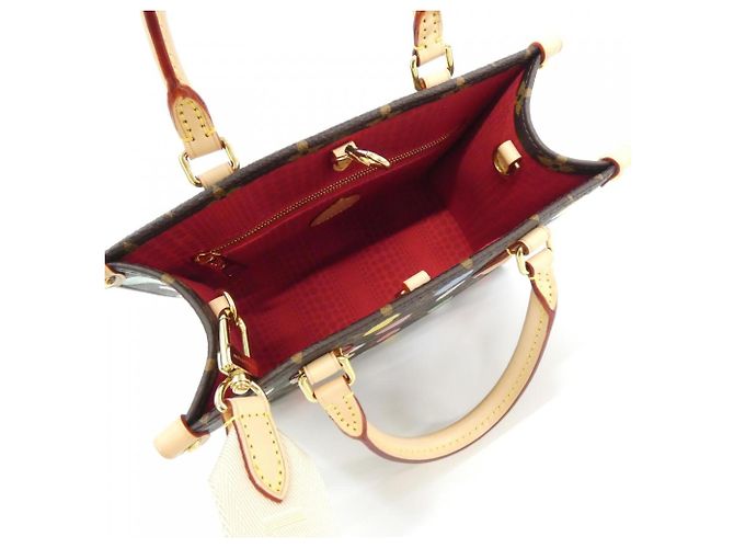 Bolsa Louis Vuitton Monogram OnTheGo PM Marrom - vista 5