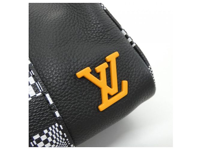 Borsa a tracolla Louis Vuitton Damier Distorted City Keepall XS Nero - vista 4