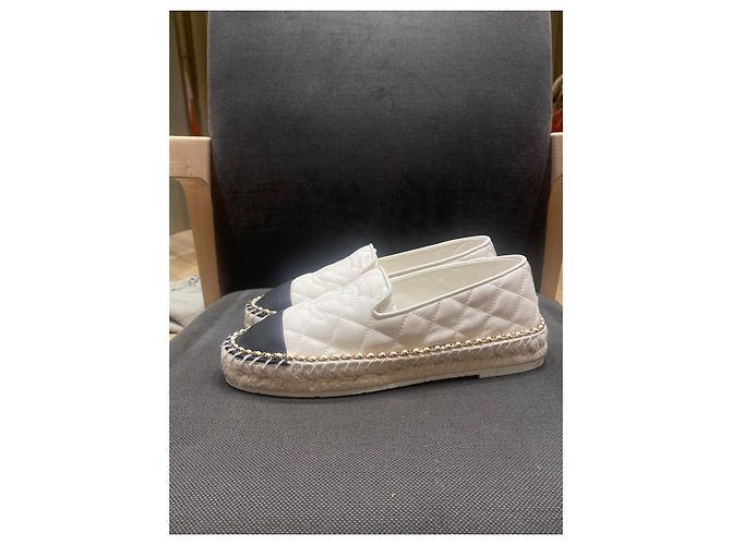 Espadrilles Chanel in pelle trapuntata bianco e nero - vista 11