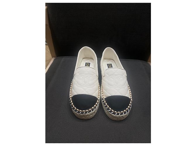 Espadrilles Chanel in pelle trapuntata bianco e nero - vista 2