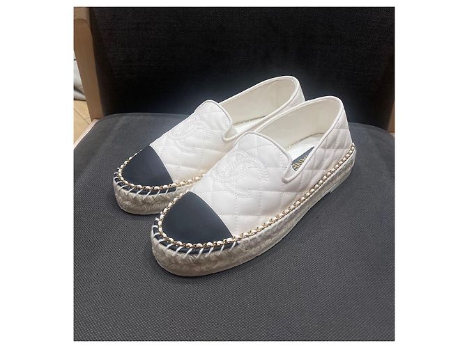 Espadrilles Chanel in pelle trapuntata bianco e nero - vista 3