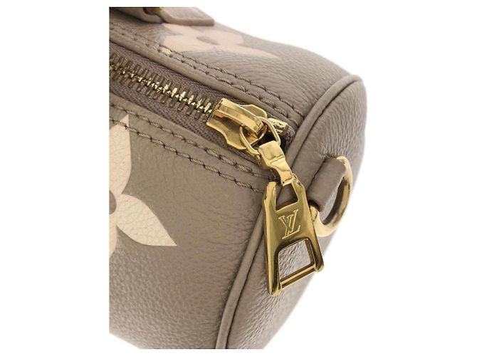 Borsa a Spalla Louis Vuitton Bicolor Monogram Empreinte Papillon BB Grigio Crudo - vista 3