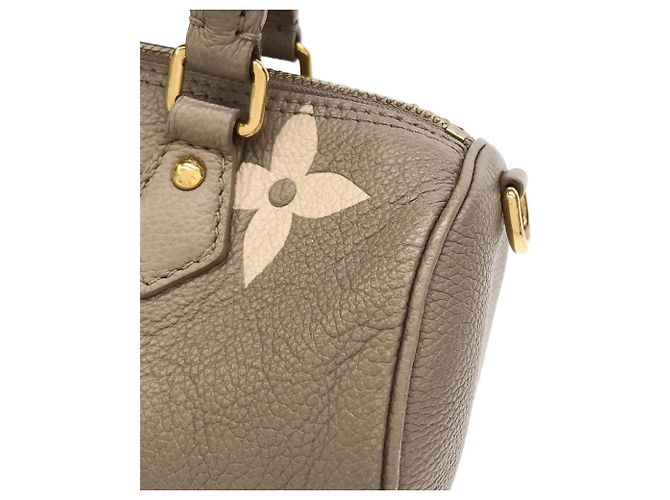 Borsa a Spalla Louis Vuitton Bicolor Monogram Empreinte Papillon BB Grigio Crudo - vista 4