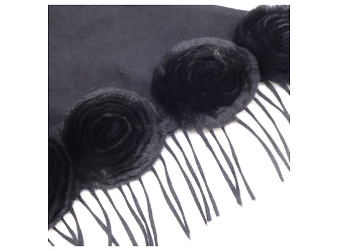 Sciarpa Triangle Fendi in Cashmere e Pelliccia Nera con Frange Nero - vista 3