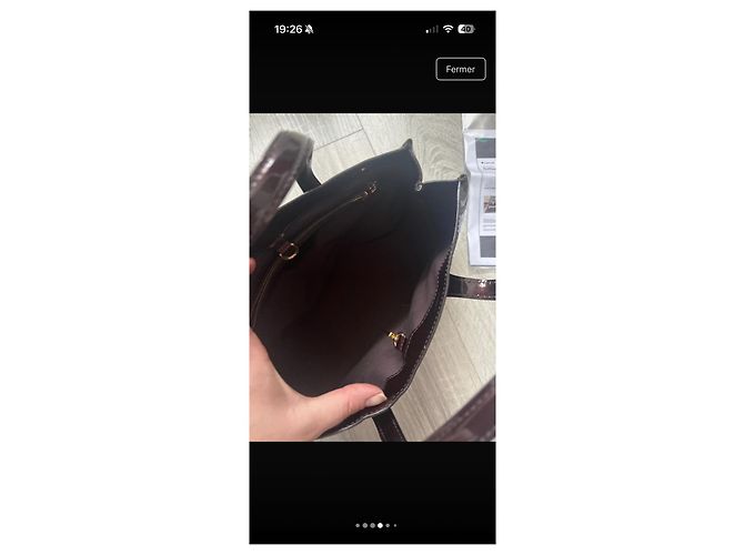 Bolso Louis Vuitton Monogram de piel charol granate Burdeos - vista 3