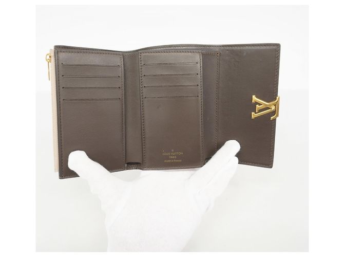 Cartera Louis Vuitton Portefeuille Capucines Compact Plegable - vista 3