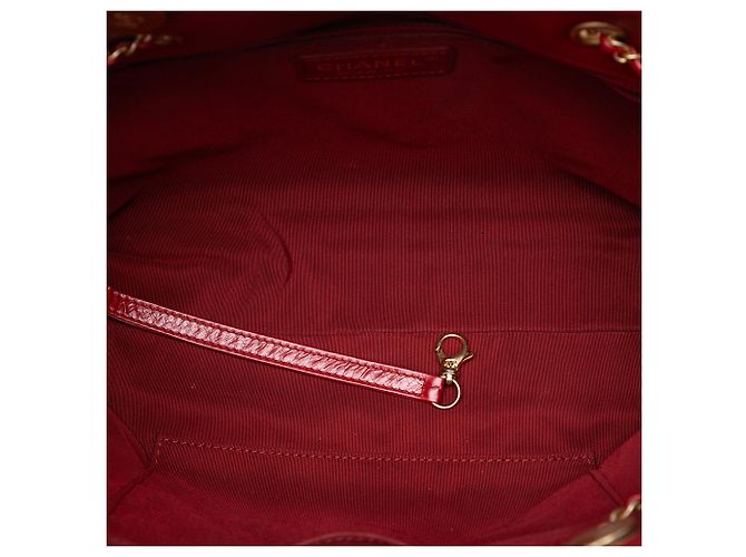 Tote Chanel Red CC em couro de vitelo matelassê com zíper frontal, cordão de ajuste e corrente Vermelho - vista 4