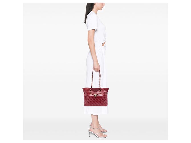 Tote Chanel Red CC em couro de vitelo matelassê com zíper frontal, cordão de ajuste e corrente Vermelho - vista 5