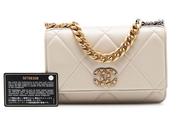 Wallet On Chain Carteira com corrente Chanel 19 em couro de cordeiro acolchoado marrom Bege - vista 7