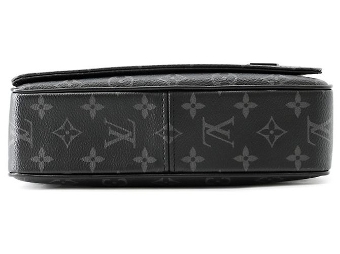 Borsa a tracolla Louis Vuitton Monogram Eclipse District PM Nero - vista 3
